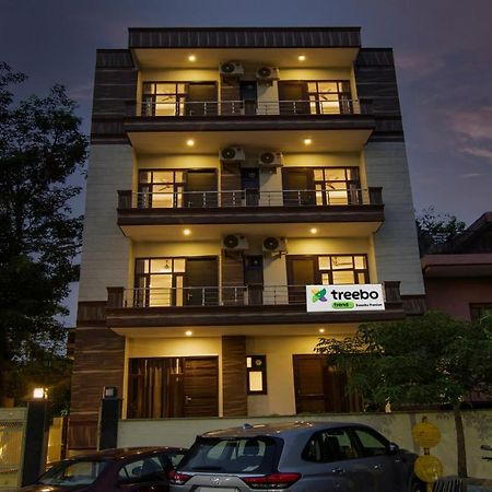 Отель Treebo Swastika Premium Нойда Экстерьер фото